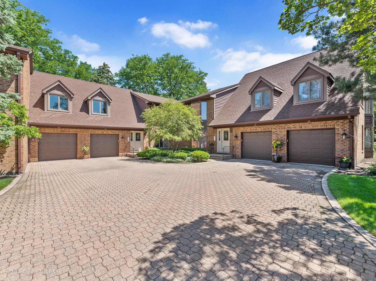 22 Kings Ct, Westchester, IL
