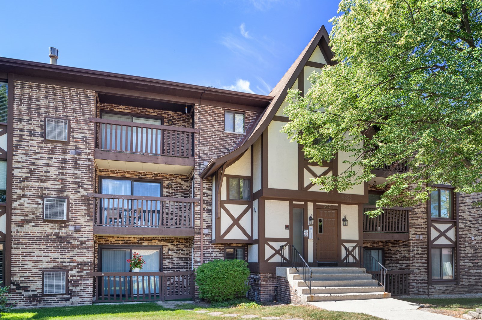 527 Cumnor Rd, Westmont, IL 60559-6311