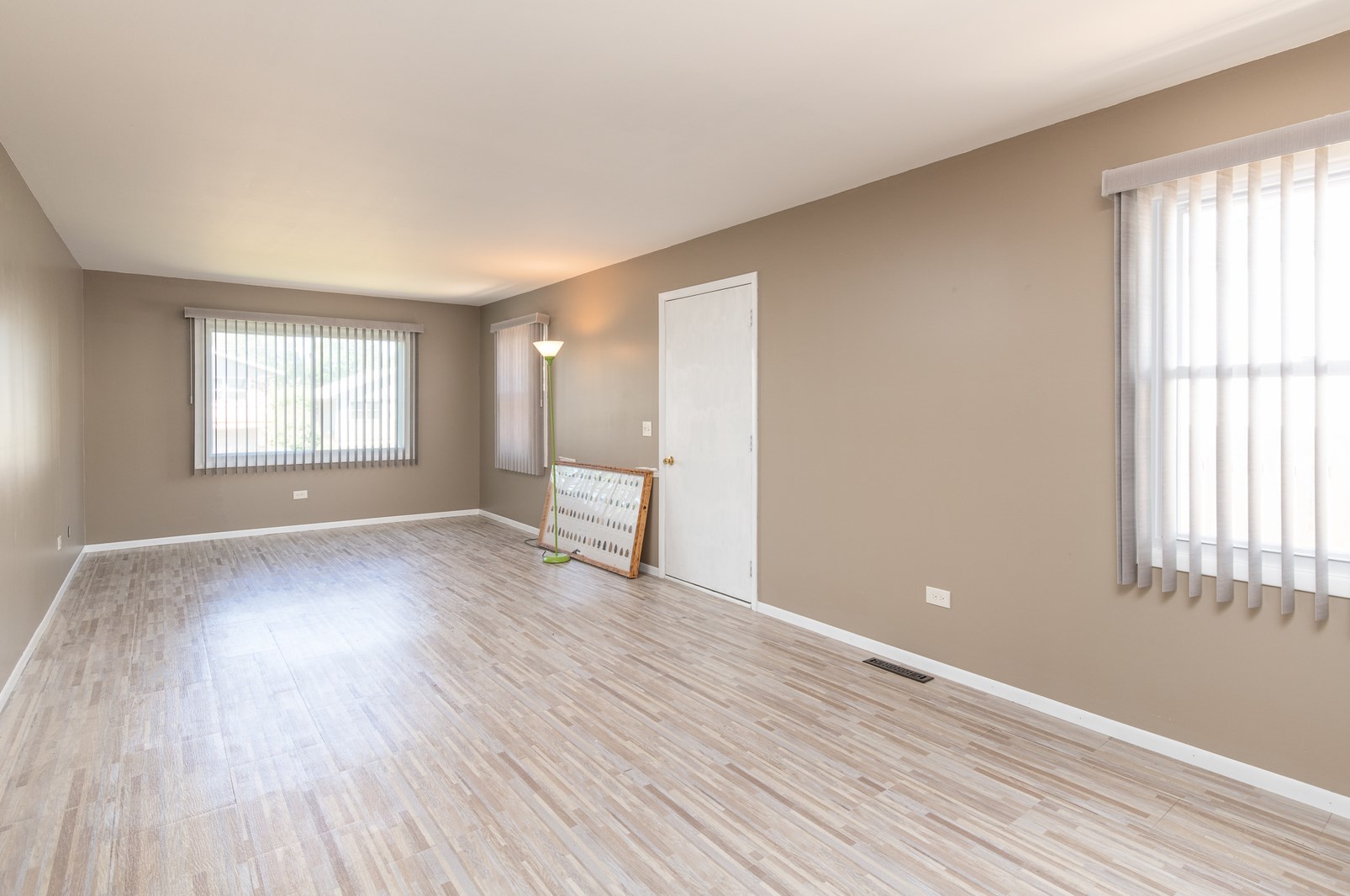 1317 Cherokee Dr, Volo, IL 60073-1512