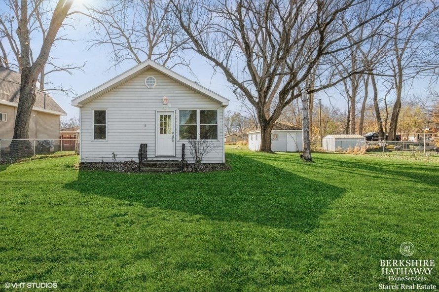 1320 Nippersink Dr, Spring Grove, IL 60081
