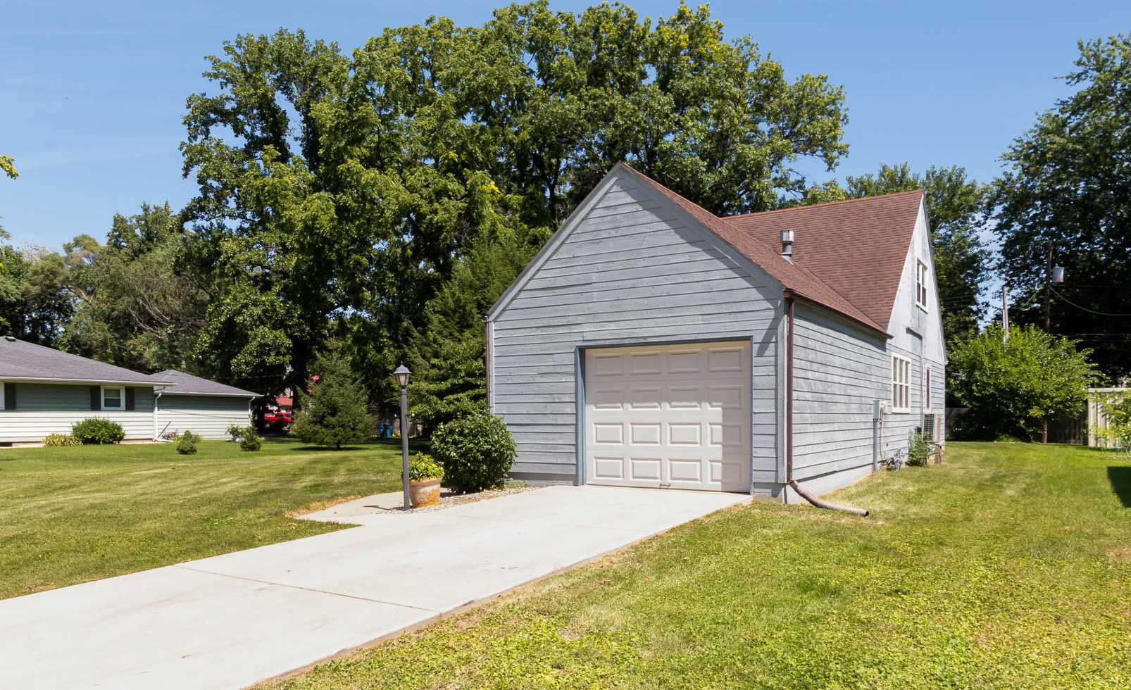 311 11th St, Porter, IN 46304-2136
