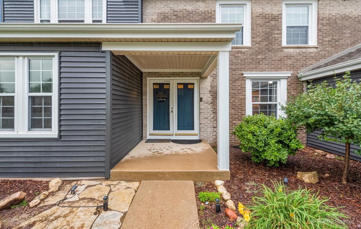 960 Woodbridge Dr, Trout Valley, IL 60013-2499
