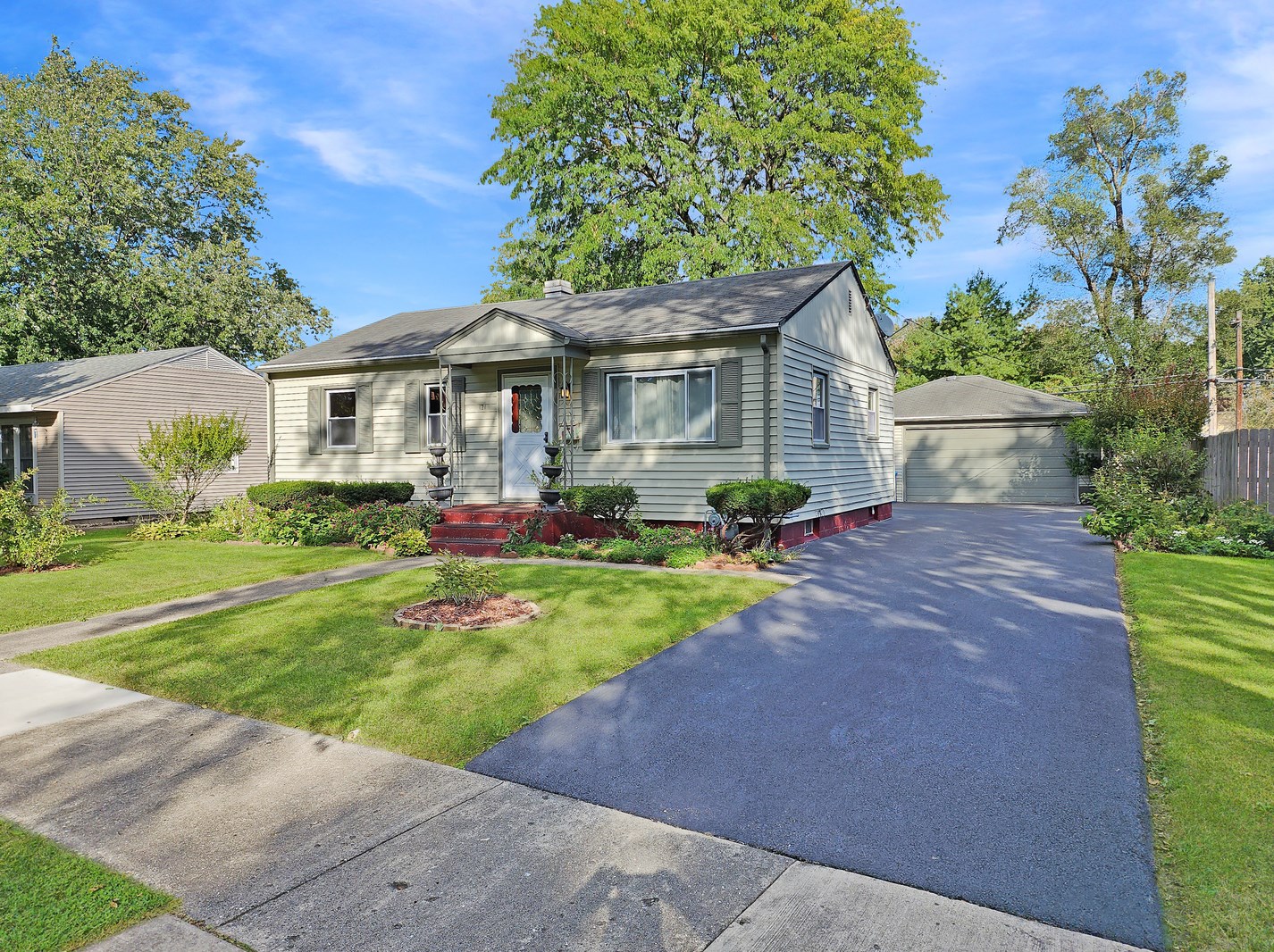 121 Evanslawn Ave, Aurora, IL 60506-3526