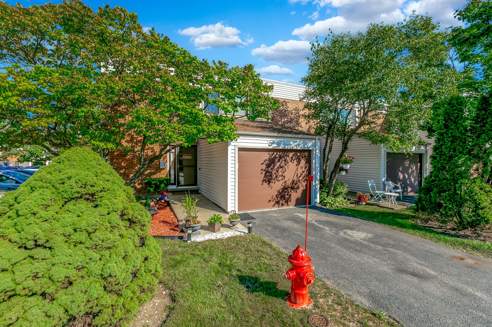 975 Spring Mill Dr, Hoffman Estates, IL 60169-1664