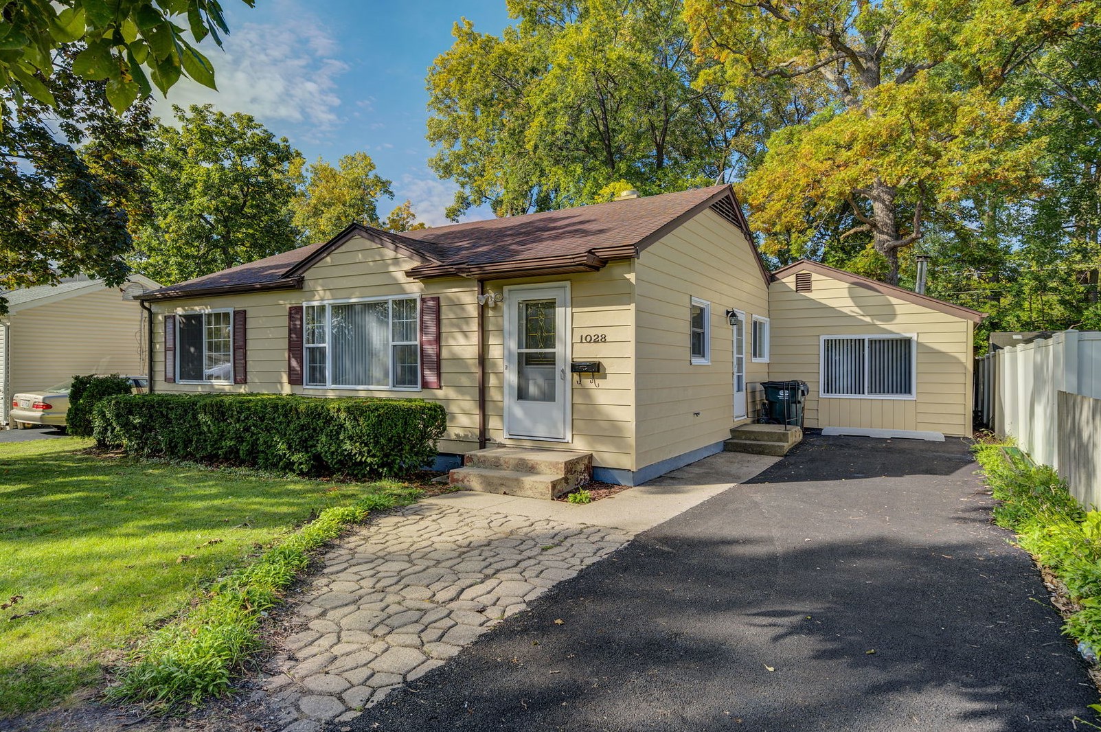 1028 Mary Ave, Winthrop Hbr, IL 60096-1608