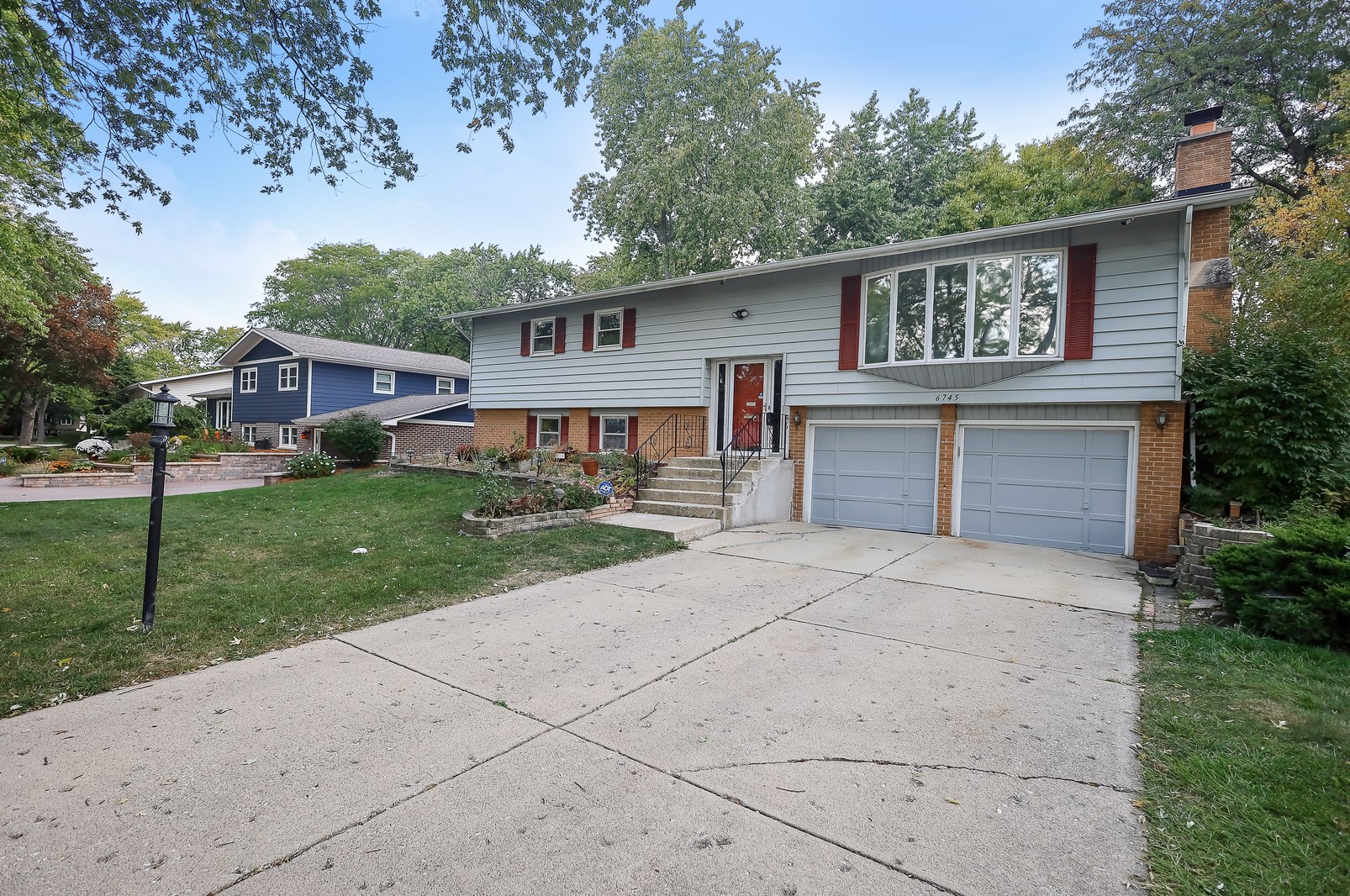 6745 Meadowcrest Dr, Downers Grove, IL 60516-3526