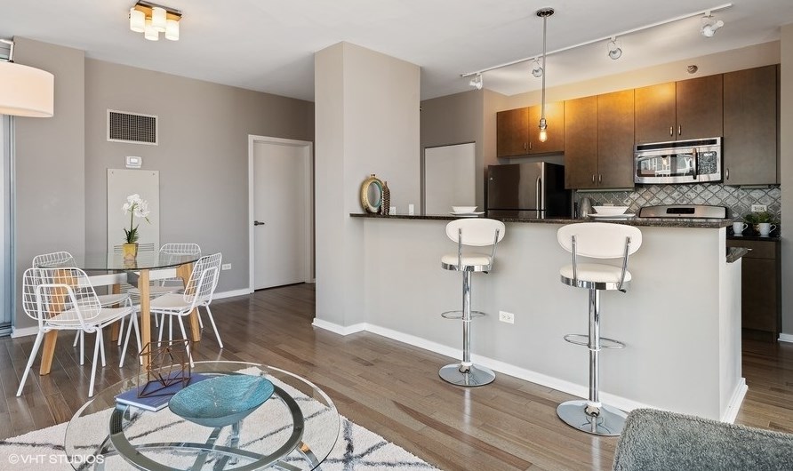 123 S Green St Apt 901b, Chicago, IL