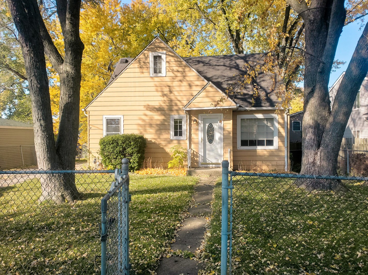 1312 Cherokee Dr, Volo, IL 60073-1513
