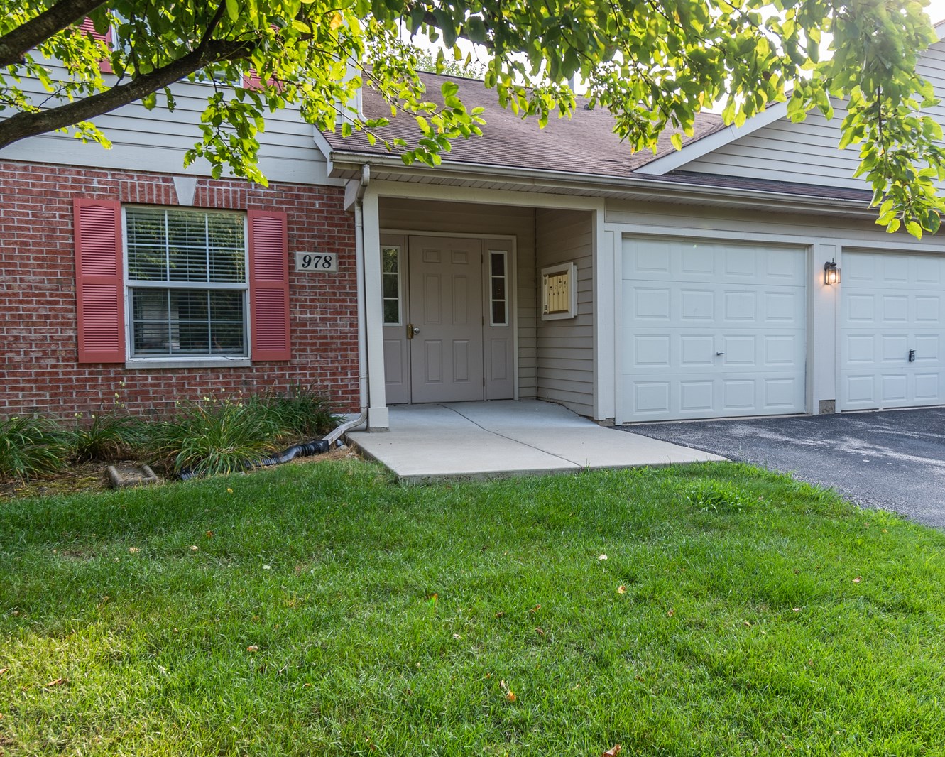 978 Village Dr, Volo, IL 60073-2495