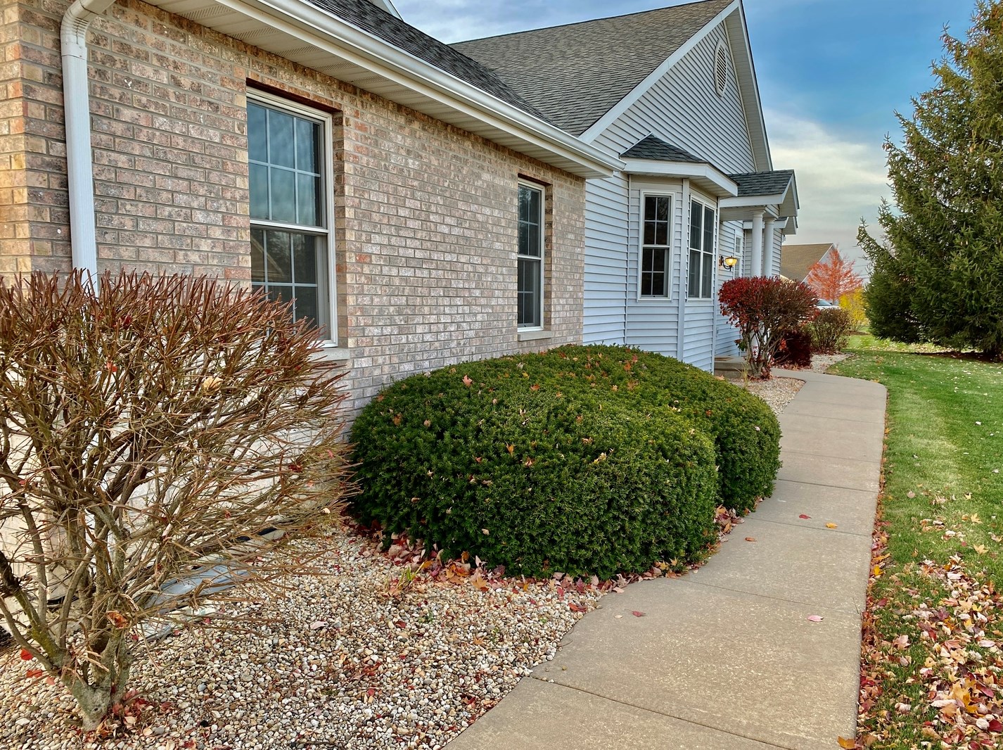 2135 Autumn Ln, Dekalb, IL 60115