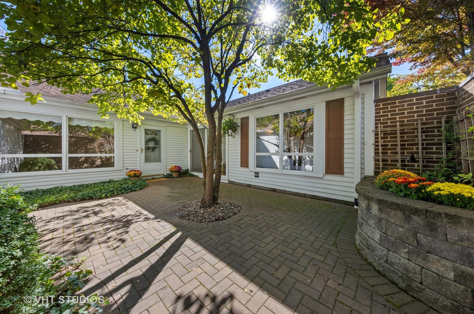 932 Dartmouth Dr, Wheaton, IL 60189-6126