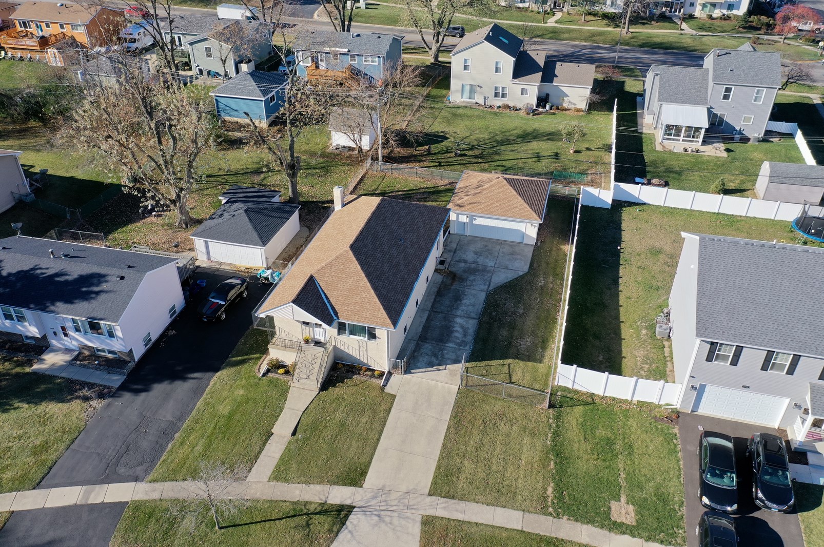 7906 Apache Ln, Downers Grove, IL 60517-3525