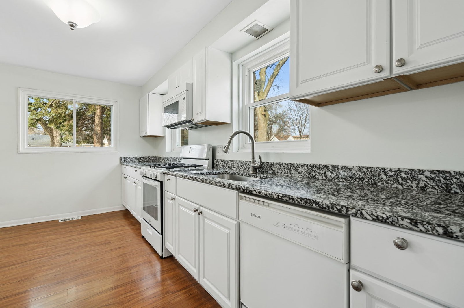 811 Justina St, Oak Brook IL  60521-2426 exterior