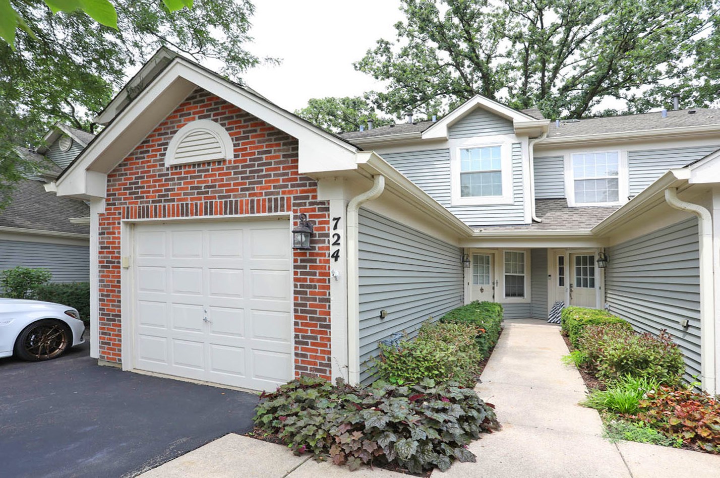 724 Shady Oaks Ct, Hoffman Estates, IL 60120