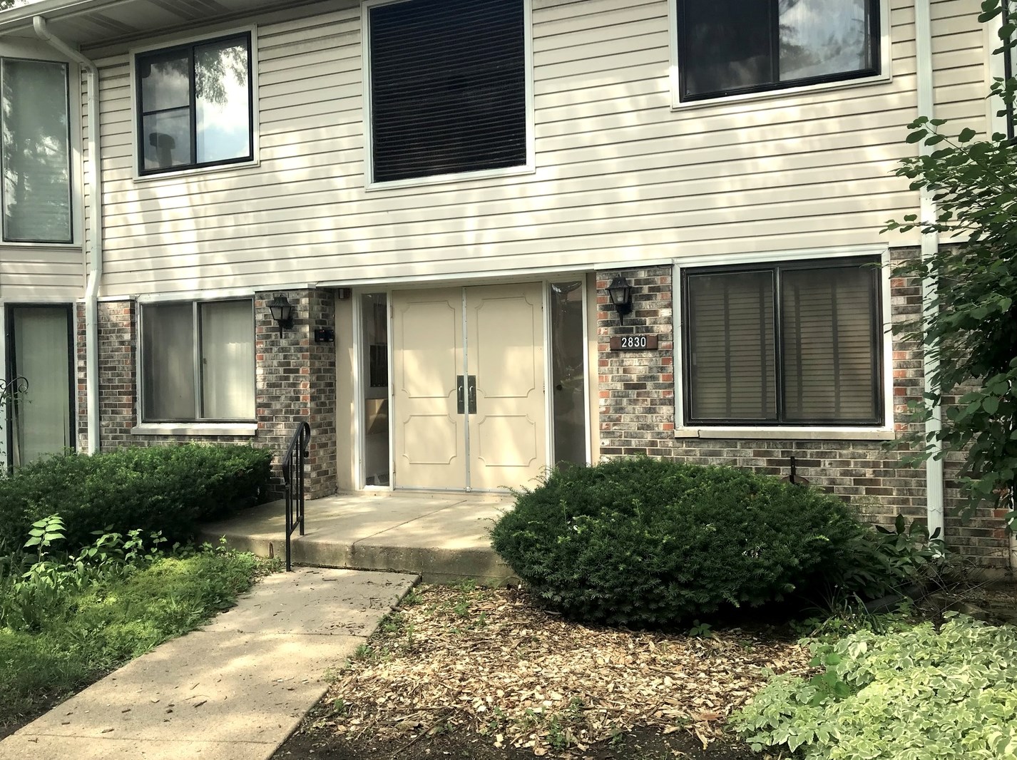 2830 Mitchell Dr #6, Downers Grove, IL 60517