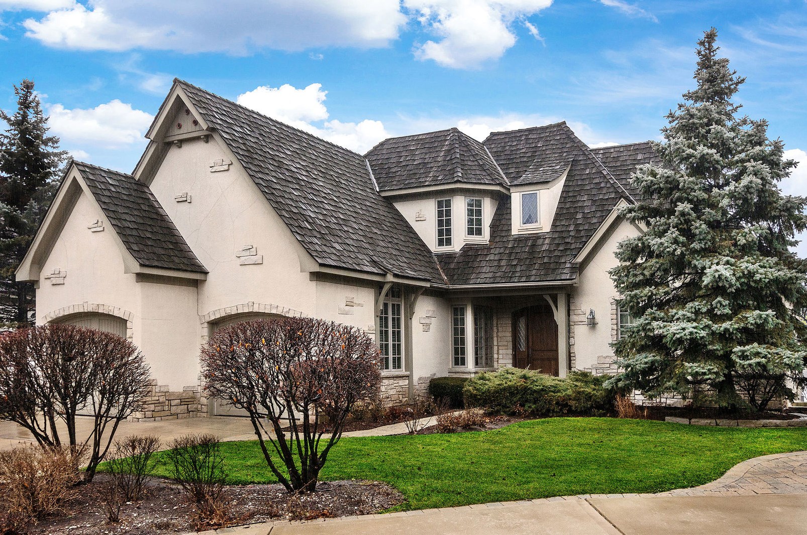 38 Forest Gate Cir, Oak Brook, IL 60523-2129