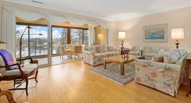 1 Dee Rd, Park Ridge, IL 60068-2885