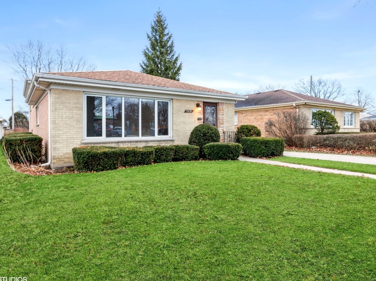 8421 N Ottawa Ave, Niles, IL 60714
