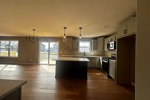 2511 Savanna Rd, Bloomington, IL 61705 - Photo 4