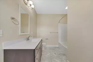 704 Justice St, Tuscola, IL 61953 - Photo 10