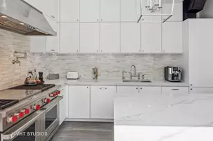 215 W Illinois St, Chicago, IL 60654 - Photo 10