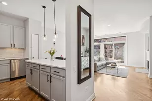 560 W Fulton St, Chicago, IL 60661 - Photo 2