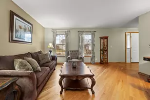 33 Forestview Ln, Aurora, IL 60502 - Photo 4