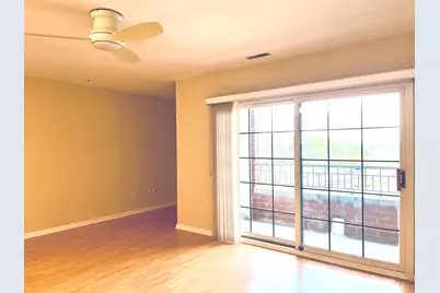 14 S Prospect Street #405, Roselle, IL 60172 - Photo 4