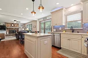 800 Manchester St, Naperville, IL 60563 - Photo 8