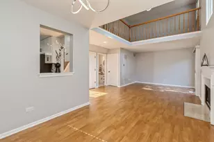 222 Wellington Cir, Gurnee, IL 60031 - Photo 2