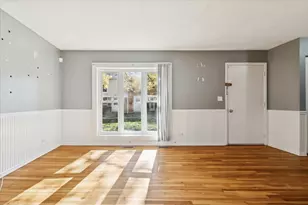 2074 Essex Ct, Streamwood, IL 60107 - Photo 4