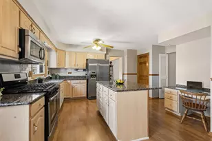 1016 W Brittany Dr, Arlington Heights, IL 60004 - Photo 8