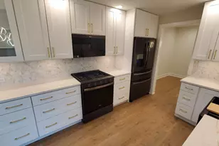 916 Surrey Dr, Schaumburg, IL 60193 - Photo 4