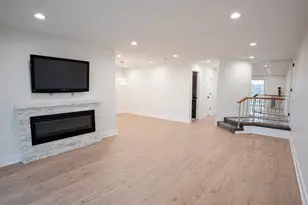 916 Surrey Dr, Schaumburg, IL 60193 - Photo 4