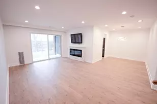 916 Surrey Dr, Schaumburg, IL 60193 - Photo 2