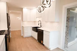 916 Surrey Dr, Schaumburg, IL 60193 - Photo 6