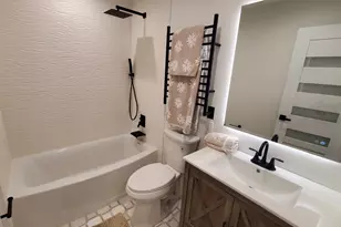 916 Surrey Dr, Schaumburg, IL 60193 - Photo 6