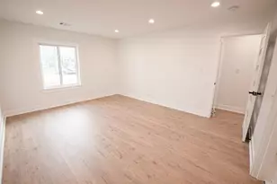 916 Surrey Dr, Schaumburg, IL 60193 - Photo 16