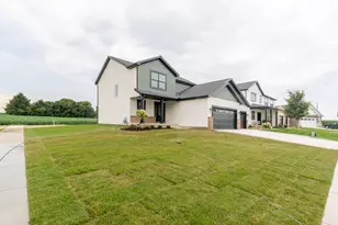 2 Bucktown Ct, Bloomington, IL 61705 - Photo 2