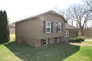 801 Heritage Dr, Mackinaw, IL 61755 - Photo 2
