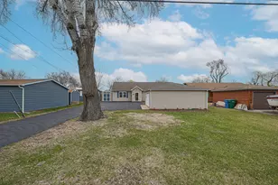 707 Kingston Blvd, McHenry, IL 60050 - Photo 2