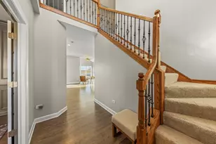 906 N Carly Cir, Yorkville, IL 60560 - Photo 2