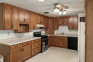 107 S Clinton St, Ashkum, IL 60911 - Photo 6