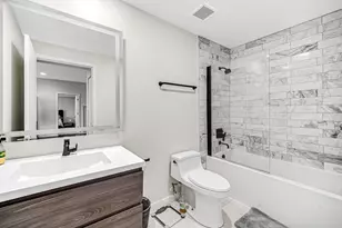 240 E Illinois St, Chicago, IL 60611 - Photo 12