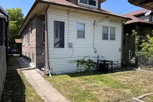 7949 S Manistee Ave, Chicago, IL 60617 - Photo 2