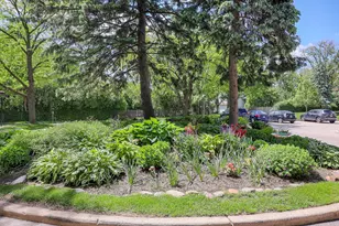 601 Lake Hinsdale Dr, Willowbrook, IL 60527 - Photo 2