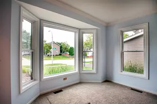 2705 Colonial Dr, Elgin, IL 60124 - Photo 10