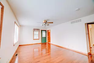 538 E Mulberry St, Watseka, IL 60970 - Photo 10