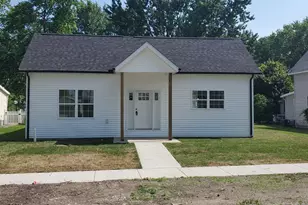 409 E Buckner St, Tuscola, IL 61953 - Photo 2