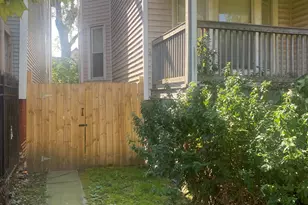 537 W 61st Pl, Chicago, IL 60621 - Photo 2